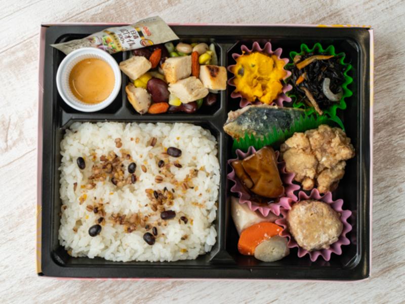 ［Ｂ－５］スーパーフード＆ＭＣＴオイル【２５品目とたんぱく質が摂れる】根菜サバ塩麹・唐揚げつくね鶏レバー弁当
