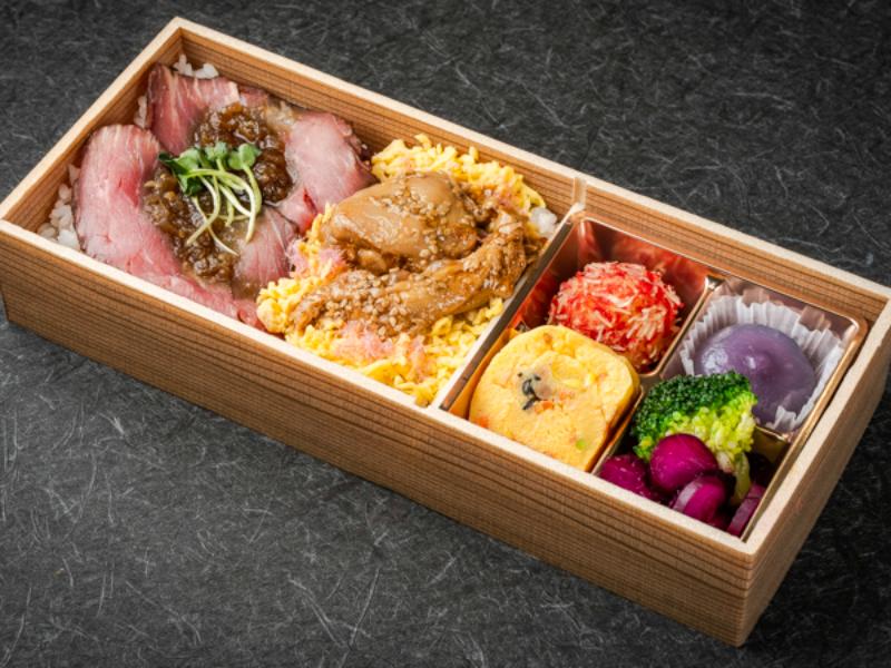 牛モモ肉の低温調理ローストビーフと若鶏照り焼きの彩り弁当