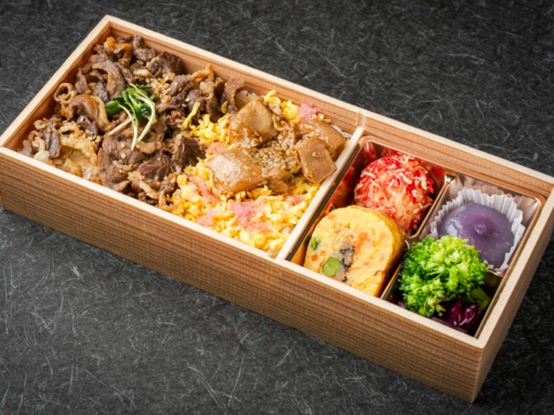 牛バラ焼きと若鶏照り焼きの彩り弁当