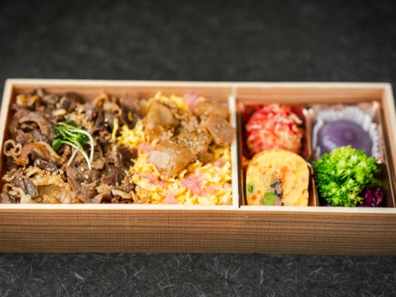 牛バラ焼きと若鶏照り焼きの彩り弁当