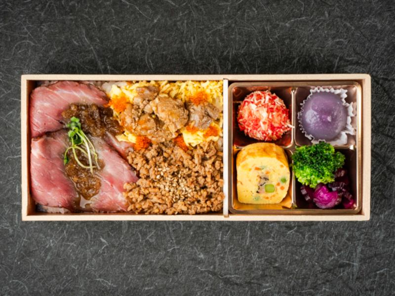 牛モモ肉の低温調理ローストビーフと鶏そぼろ若鶏照り焼きの彩り弁当