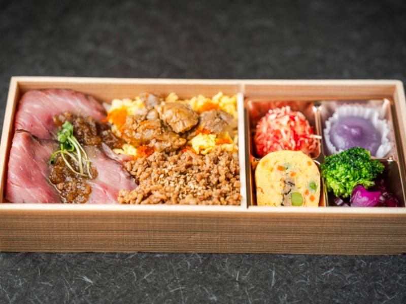 牛モモ肉の低温調理ローストビーフと鶏そぼろ若鶏照り焼きの彩り弁当