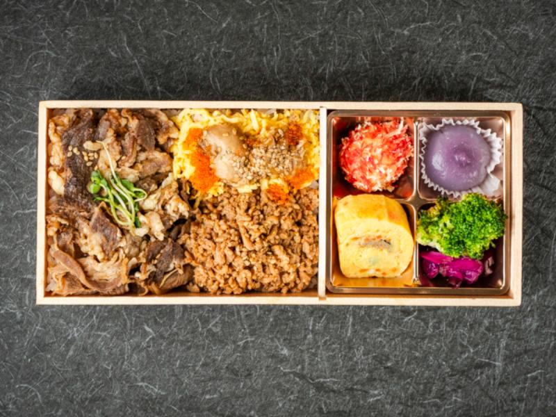 牛バラ焼きと鶏そぼろ若鶏照り焼きの彩り弁当