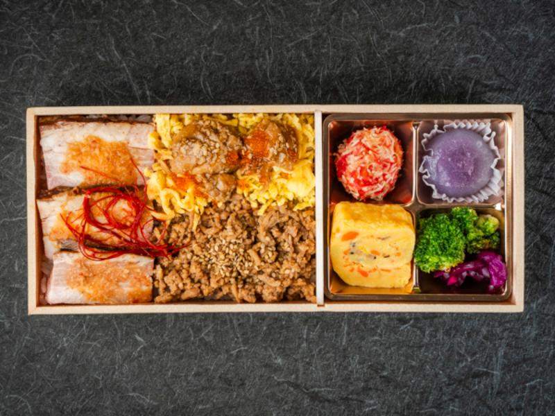 四元豚モモの低温調理味噌焼きと鶏そぼろ若鶏照り焼きの彩り弁当