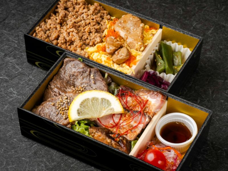 四種のお肉の2段彩り弁当（牛カルビ、豚ロース、鳥照り焼き、鶏そぼろ）