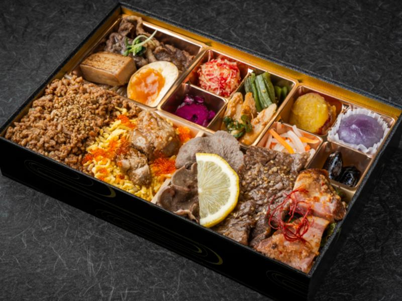 プレミアムすき焼きと五種のお肉のおかず満載彩り弁当