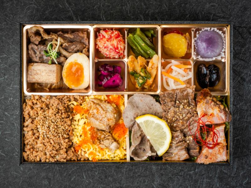 プレミアムすき焼きと五種のお肉のおかず満載彩り弁当