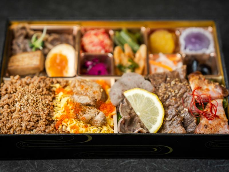 プレミアムすき焼きと五種のお肉のおかず満載彩り弁当