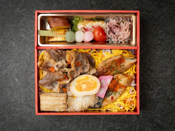 牛すき焼きと鰻彩り弁当