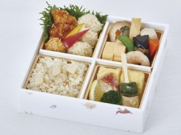 豆腐しゅうまいや湯葉唐揚げと季節の炊き込み御飯弁当