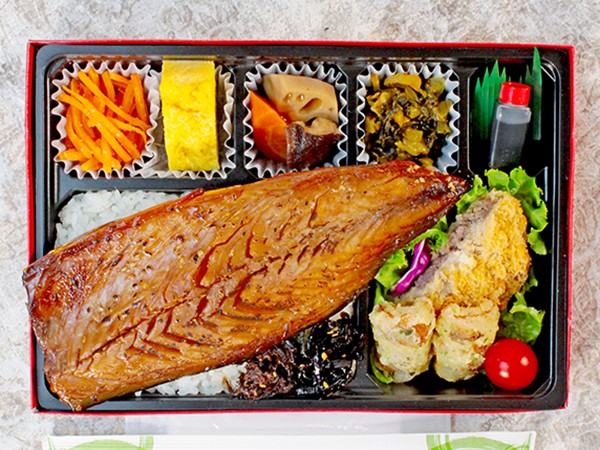長崎県産はみ出るさばのみりん焼き弁当