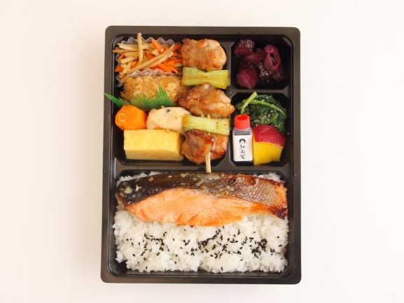 焼鳥と銀鮭の弁当