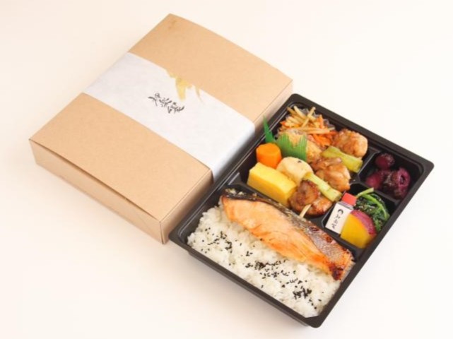 焼鳥と銀鮭の弁当