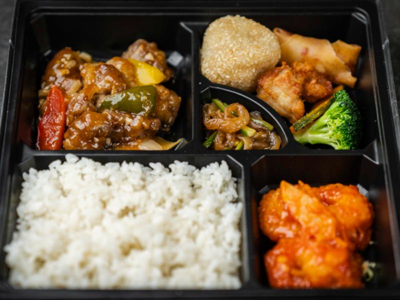 【選べるご飯】揚げラム肉の旨煮とプリプリ海老チリソース御膳