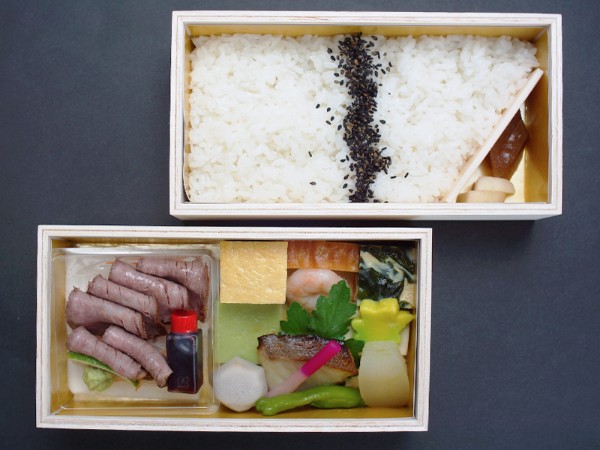 （1／22～1／28まで納品不可）木箱二段重 ローストビーフ膳