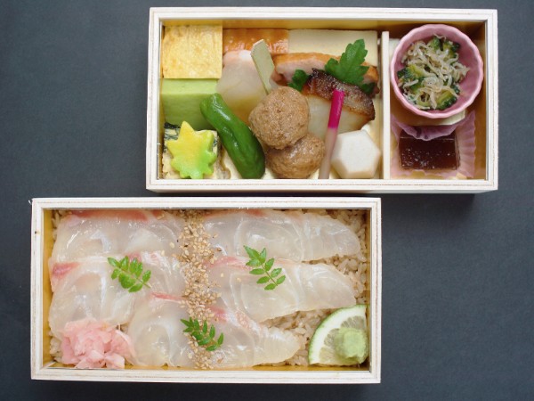 木箱二段重 鯛の黒酢寿司膳