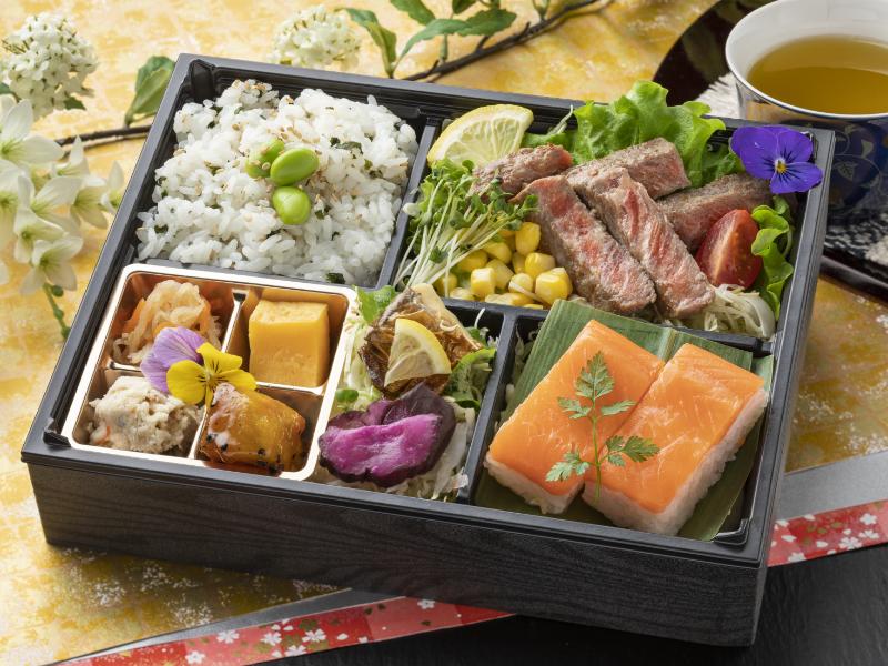 富山県産ます寿司弁当〜特選トロます寿司と特製牛ステーキ〜