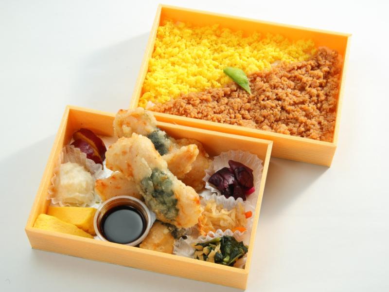 梅しそ竜田揚げの豪華二段弁当