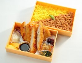 チキンカツの豪華二段弁当