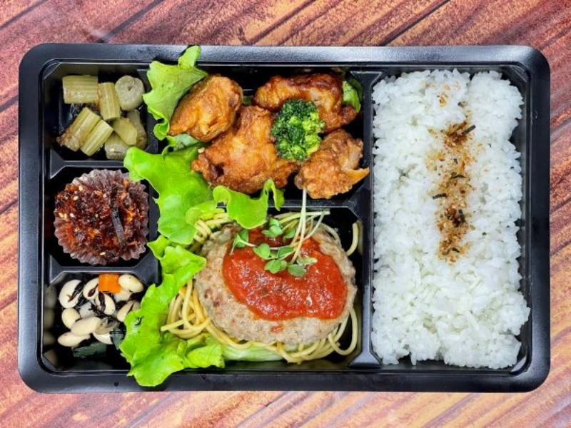 WメインのＤＸから揚げ＆ハンバーグ