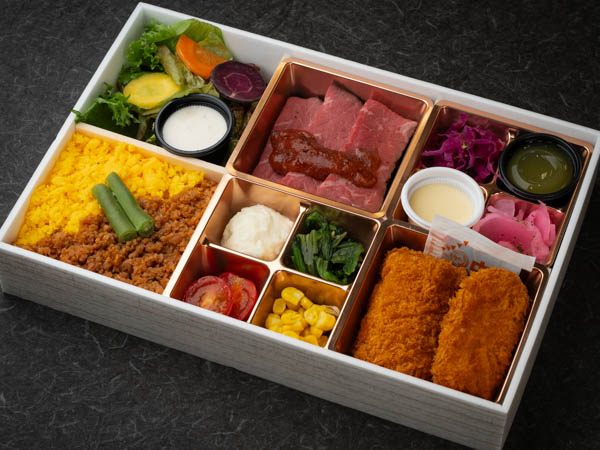 国産牛ステーキとエビクリーミーコロッケ（鶏そぼろ）