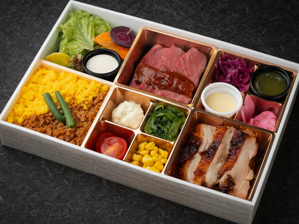 国産牛ステーキと味噌バターチキン（鶏そぼろ）