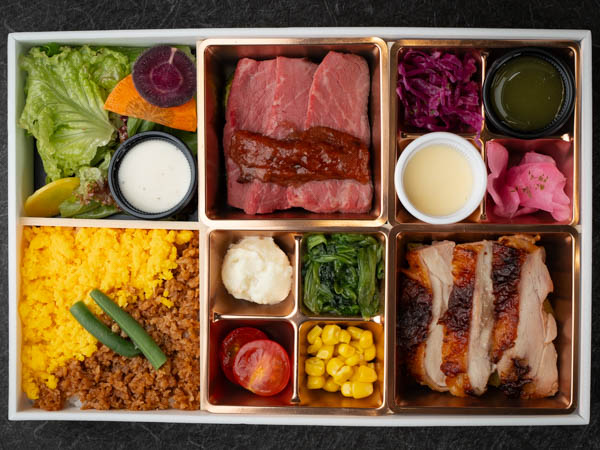 国産牛ステーキと味噌バターチキン（鶏そぼろ）