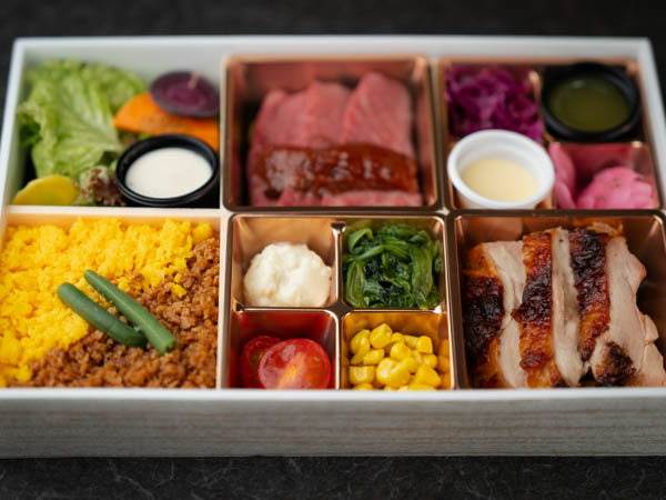 国産牛ステーキと味噌バターチキン（鶏そぼろ）