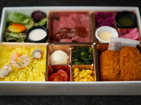 国産牛ステーキとエビクリーミーコロッケ（ブイヤベースライス）