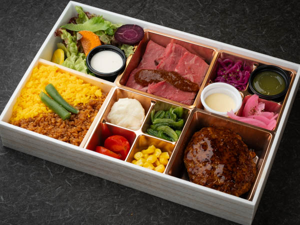 国産牛ローストビーフとビーフ１００％グリルハンバーグ（鶏そぼろ）