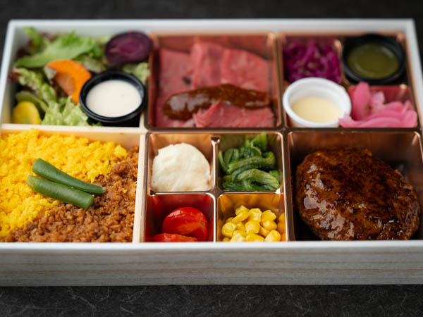 国産牛ローストビーフとビーフ１００％グリルハンバーグ（鶏そぼろ）