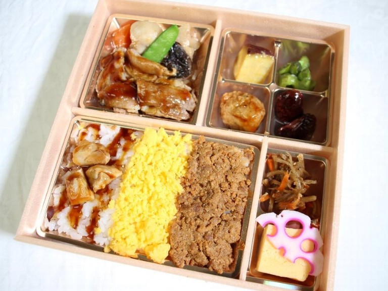 特選トロ牛上カルビ焼肉と鶏そぼろ御飯の旬菜御膳