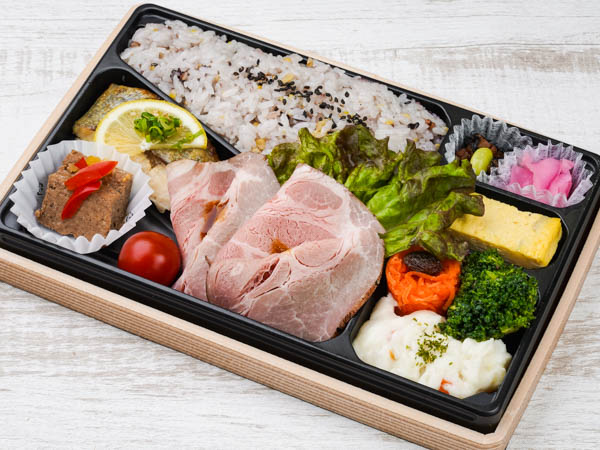 【十六穀米のボリューム弁当】季節の魚の西京焼とやわらかローストポーク