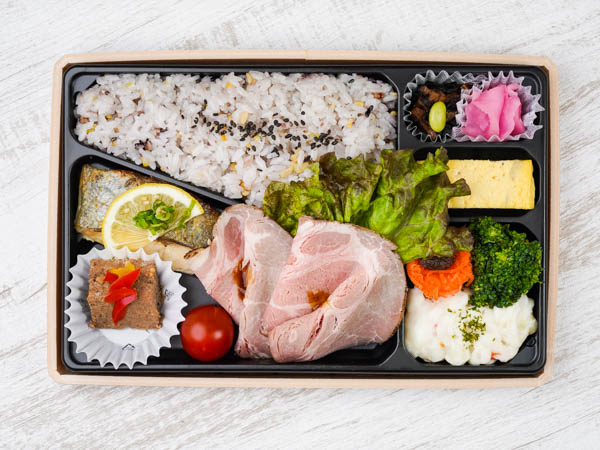 【十六穀米のボリューム弁当】季節の魚の西京焼とやわらかローストポーク