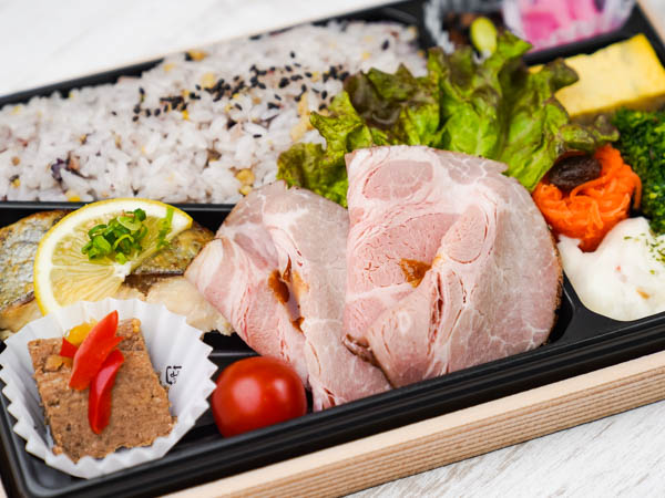 【十六穀米のボリューム弁当】季節の魚の西京焼とやわらかローストポーク