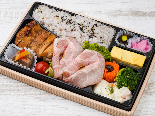 【十六穀米のボリューム弁当】やわらかローストポークと甘辛特製ダレの鶏香味焼き