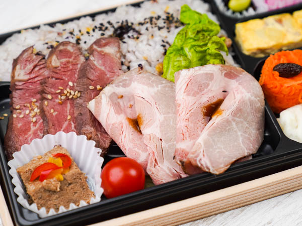 【十六穀米のボリューム弁当】厳選牛塩麹仕込みとやわらかローストポーク