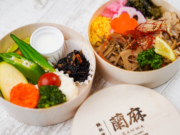 【彩り温野菜のわっぱ二段弁当】味わい鶏ごぼうの旨煮わっぱ弁当