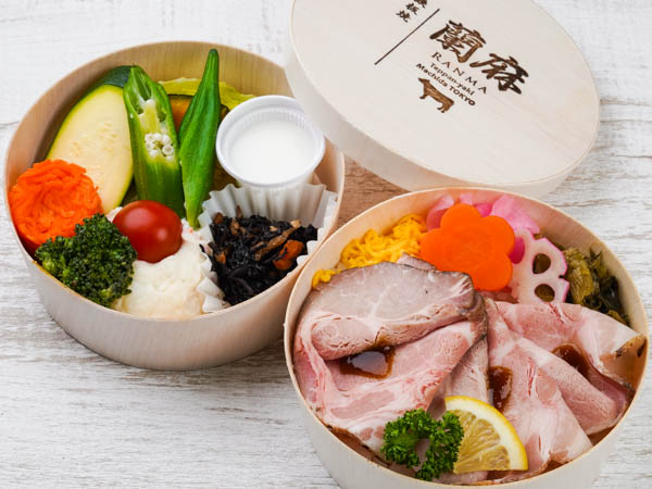 【彩り温野菜のわっぱ二段弁当】 やわらかローストポークの香り柚子胡椒焼わっぱ弁当