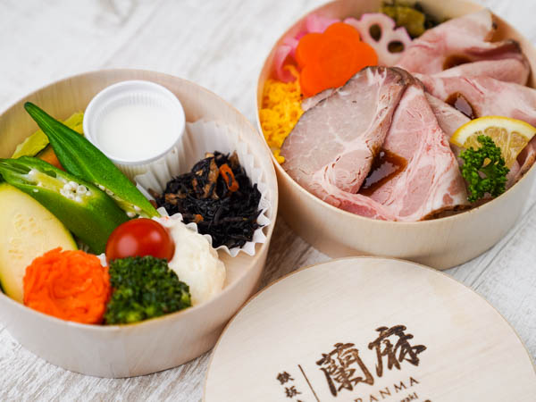 【彩り温野菜のわっぱ二段弁当】 やわらかローストポークの香り柚子胡椒焼わっぱ弁当