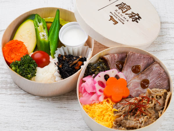 【彩り温野菜のわっぱ二段弁当】 黒毛和牛ローストビーフと厳選牛炙り焼わっぱ弁当