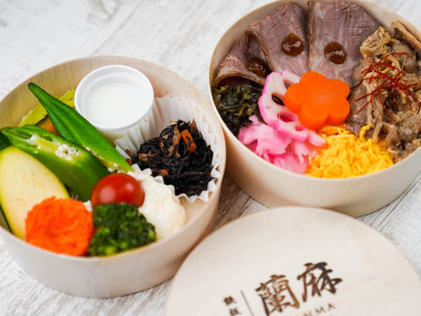【彩り温野菜のわっぱ二段弁当】 黒毛和牛ローストビーフと厳選牛炙り焼わっぱ弁当
