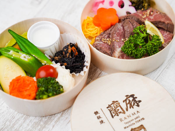 【彩り温野菜のわっぱ二段弁当】 塩麴仕込の厳選牛ステーキわっぱ弁当