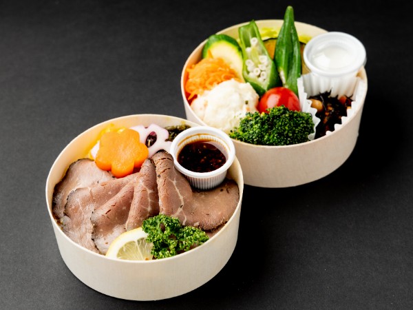 【彩り温野菜のわっぱ二段弁当】自家製低温熟成やわらかローストビーフわっぱ弁当