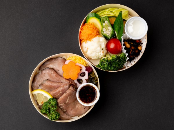 【彩り温野菜のわっぱ二段弁当】自家製低温熟成やわらかローストビーフわっぱ弁当