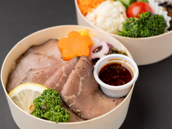 【彩り温野菜のわっぱ二段弁当】自家製低温熟成やわらかローストビーフわっぱ弁当