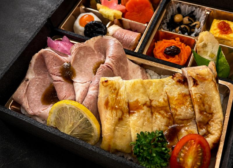 塩麹鶏ステーキとやわらかローストポーク幕ノ内膳