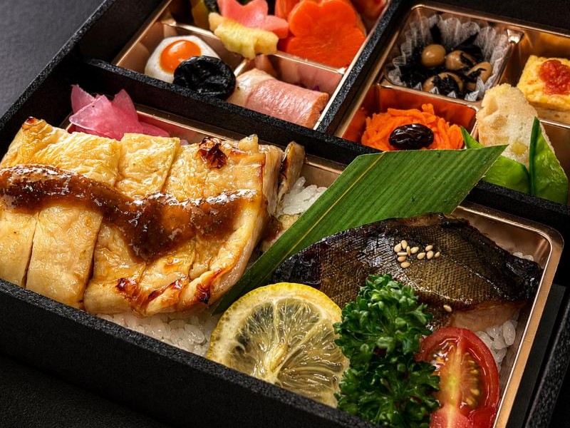 季節魚の西京焼と塩麹鶏ステーキ幕ノ内膳