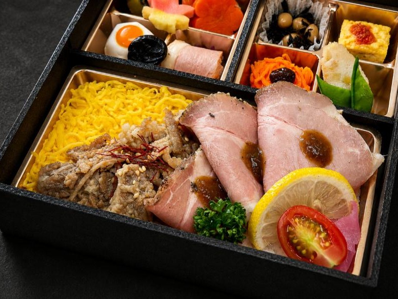 厳選牛炙り焼きとローストポーク幕ノ内膳