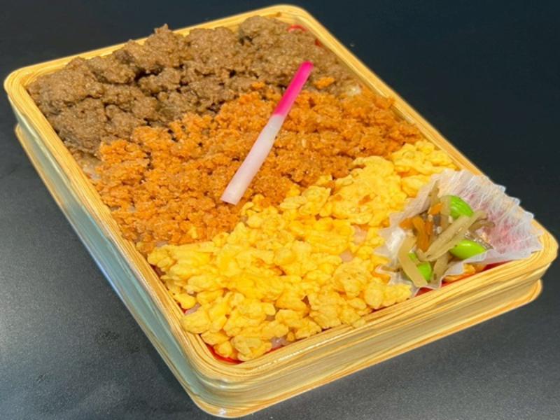 鶏そぼろ＆玉子そぼろ＆鮭明太の3色弁当